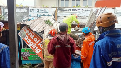 Hujan Disertai Angin Kencang Berakibat Pohon Tumbang dan Longsor Menimpa Kawasan Kota Batu