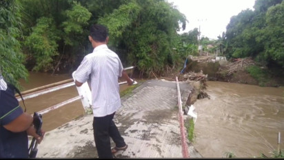 Diterjang Derasnya Aliran Air Sungai Bercampur Rumpun Bambu, Jembatan Penghubung Antar Desa di Bagor Nganjuk Putus,