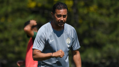 Denny Landzaat Ungkap Perbedaan Melatih Klub dan Timnas Indonesia