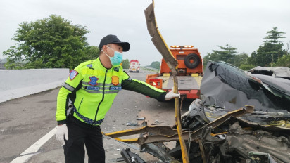 Minibus Tabrak Truk di Tol Jomo, Dua Pegawai Dinsos Meninggal