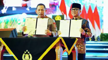 Kapolri Jenderal Polisi Listyo Sigit Prabowo dengan Menteri Desa, Pembangunan Daerah Tertinggal, dan Transmigrasi (Mendes PDTT) RI Abdul Halim Iskandar.