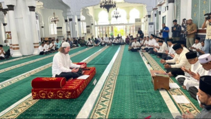 Mengucap Dua Kalimat Syahadat WNA Australia Memeluk Islam di Masjid Raya Baiturrahman Banda Aceh