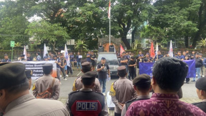 Ratusan Buruh Geruduk Disnaker Bali! Tuntut Evaluasi PHK di Bandara Ngurah Rai