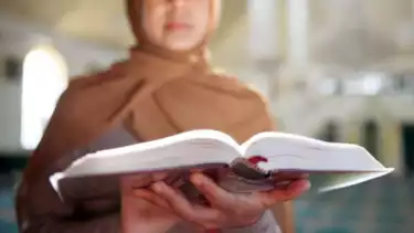 Ilustrasi mengisi amalan baca Al Quran saat puasa sunnah di bulan Syaban