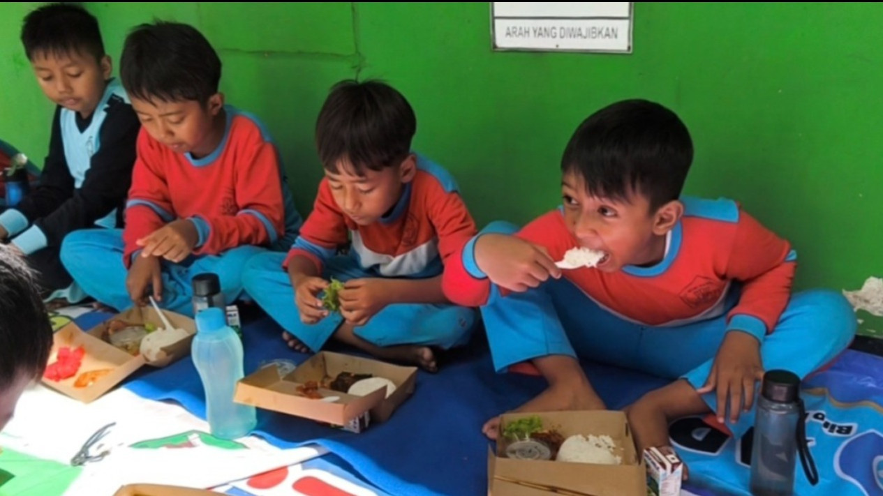 Makan Bergizi Gratis Terus Tuai Komentar
            - galeri foto