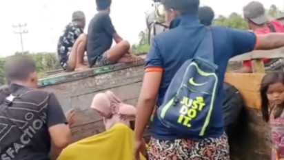 Melahirkan di Truk Saat Menerobos Banjir Besar di Mempawah