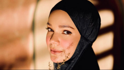 Kisah Perjalanan Mualaf Dewi Sandra, dari sang Ayah Sempat Ateis dan Mau Bunuh Diri hingga Terketuk Masuk Agama Islam