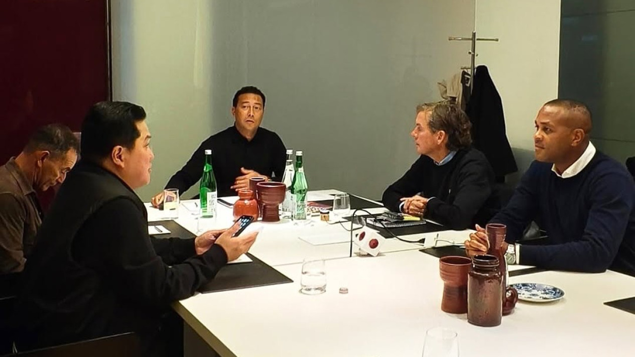 Harus Turunkan Ego setelah Bertahun-tahun Jadi Pelatih Kepala, Ini Cara Alex Pastor Bagi Tugas dengan Patrick Kluivert
            - galeri foto