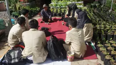 Pria tua di Ponorogo, Doktor H Sutejo saat mengajak mahasiswa Bahasa dan Sastra Indonesia ujian skripsi di kebun