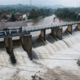 Diguyur Hujan Seharian, Bendung Katulampa Naik ke Siaga 3, Warga Bantaran Ciliwung Diminta Waspada