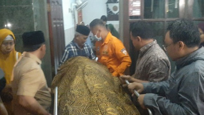 Isak Tangis Sambut Kedatangan Jenazah Nafiri Rimbi Siswi SMA 1 Porong Kecelakaan di Tol Purwodadi