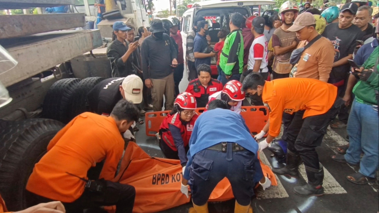 Lansia 71 Tahun Tewas Tergilas Truk Trailer di Jalan Perak Timur Surabaya
            - galeri foto