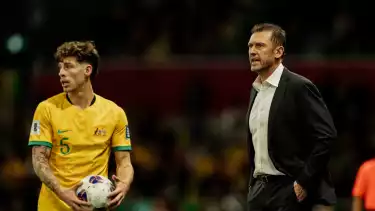 Pelatih Australia, Tony Popovic (kanan).