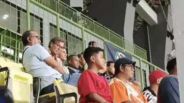 Patrick Kluivert dan para asisten pelatih baru Timnas Indonesia menyaksikan pertandingan Liga 1 antara Persija Jakarta vs PSBS Biak