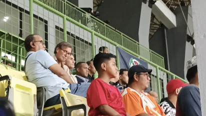 Ditemani Secarik Catatan, Begini Aksi Patrick Kluivert bersama Para Asistennya saat Tonton Laga Persija Jakarta vs PSBS Biak