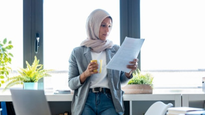 Ketika Anda Terjebak pada Pilihan Hijab atau Karir, Ustaz Adi Hidayat Tegaskan Lebih Baik Pilih yang Utama ....