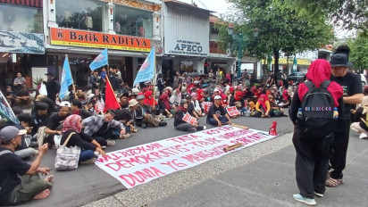 Eks PKL Teras Malioboro 2 Blokade Jalan Malioboro Buntut Kecewa Tak Ada Kejelasan Nasib dari Wakil Rakyat