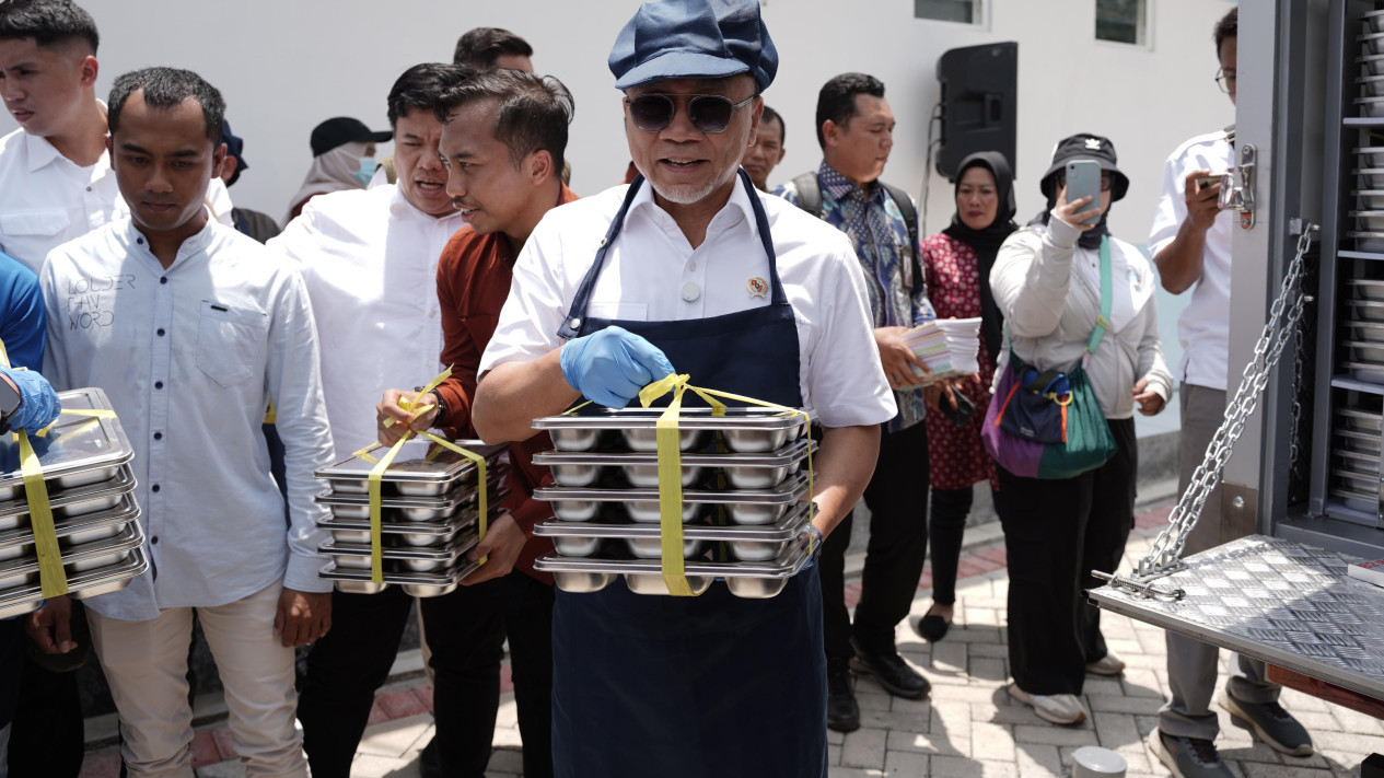 Menko Zulhas Serahkan Gaji Pokoknya untuk Siswa Yatim Piatu dan Tidak Mampu
            - galeri foto