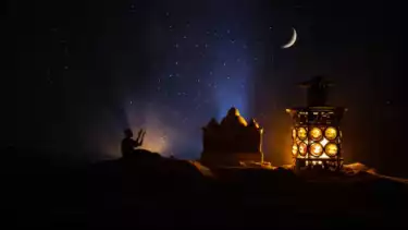 Ilustrasi berdoa setelah shalat Tahajud di sepertiga malam