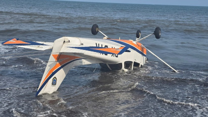 Pesawat Latih API di Banyuwangi Mendarat dan Terbalik di Pesisir Laut Muncar