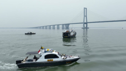 Ditpolair Polda Jatim Lakukan Patroli Penyisiran di Rute Migrasi Mamalia Laut Pasca Lumba-lumba Terdampar di Pantai Ria Kenjeran