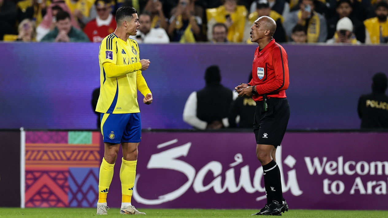 Reaksi Warga Arab usai Ahmed Al Kaf Buat Ulah di Liga Champions Asia hingga Ronaldo Mengamuk: Wasit Terburuk Sepanjang Sejarah, Semoga Tuhan...
            - galeri foto
