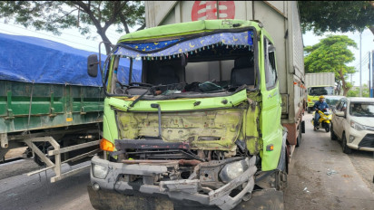 Sopir Kurang Konsentrasi, Dua Truk Tronton Tabrakan di Jalan Pantura Pati-Rembang