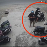Dua Maling Nekat Curi Motor di Samping Polsek Medan Tembung, Aksinya Terekam CCTV