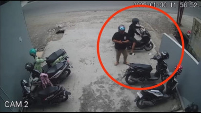 Dua Maling Nekat Curi Motor di Samping Polsek Medan Tembung, Aksinya Terekam CCTV