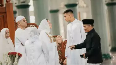 Keluarga legenda Timnas Indonesia, Cristian Gonzales beri selamat kepada pemain Timnas Filipina, Christian Rontini