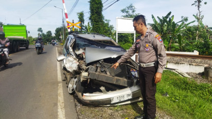 Tertidur hingga Minibus Ditabrak Kereta Api, Penjaga Pintu Pelintasan di Jember Dipolisikan
