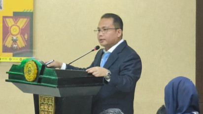 Sah, Endang Tirtana Jadi Doktor Administrasi Publik Pertama di UMJ