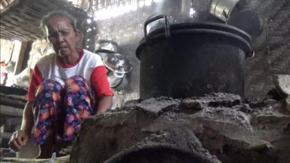 Gas Elpiji Tiga Kilogram Mulai Langka dan Mahal, Warga Jombang Beralih ke Kayu Bakar
