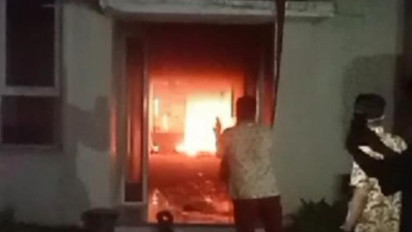 Diduga Konsleting Listrik, RSU Mitra Delima Malang Terbakar, Petugas Evakuasi Pasien