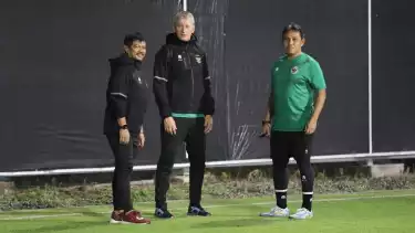 Asisten pelatih Timnas Indonesia U-20, Bima Sakti dan Indra Sjafri