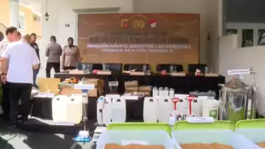 Penampakan barang bukti pabrik narkoba terbesar di Jawa Barat