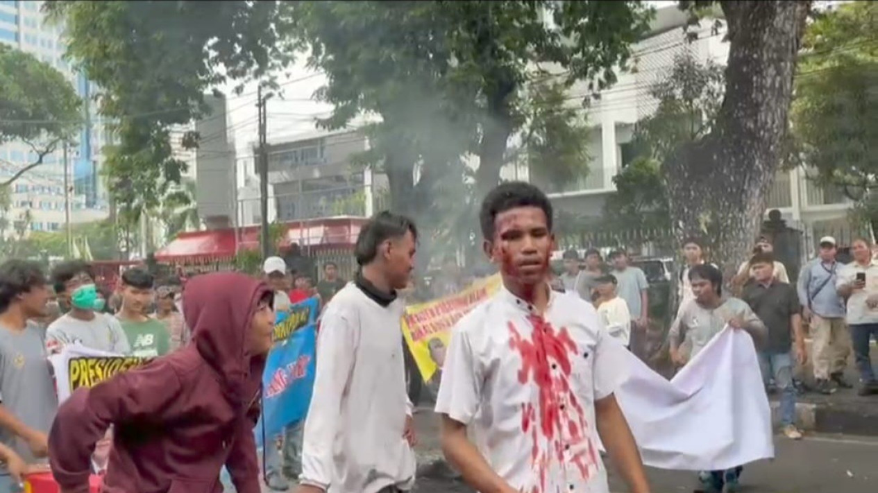 Gelar Aksi Unjuk Rasa Sembari Berlumuran Darah, Ormas Petir Desak Kemenko Polkam dan Kejagung Tuntaskan Kasus Penggelapan Pajak Minyak Sawit
            - galeri foto