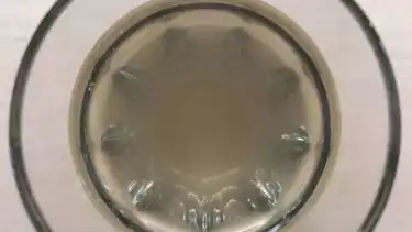 Ilustrasi minum cairan khusus sebelum shalat