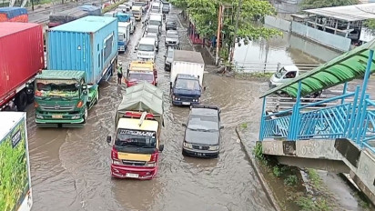 Banjir di Jalan Pantura Kaligawe Semarang Kembali Naik, Akses ke Rumah Sakit Tersendat