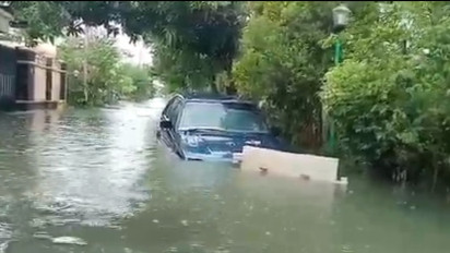 Banjir Terjang Perumnas Tlogosari Semarang, Mobil Warga Nyaris Tenggelam