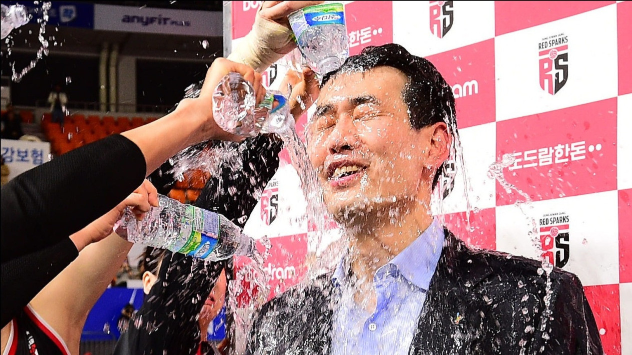 Dapat Perpanjangan Kontrak dari Red Sparks Pada Musim Lalu, Media Korea Sebut Ko Hee-jin Satu-satunya Pelatih yang...
            - galeri foto