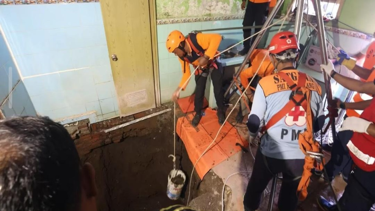 Bantu Renovasi Rumah Saudara, Pria Lansia Ini Tewas Usai Terperosok Septic Tank Sedalam 18 Meter
            - galeri foto