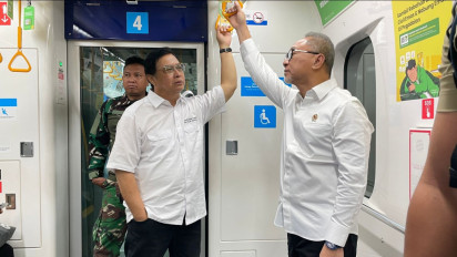 Menko Zulhas Dipuji Setelah Ngantor Pakai Transportasi Umum