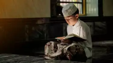 Ilustrasi anak kecil mengamalkan Al Quran di bulan Ramadhan