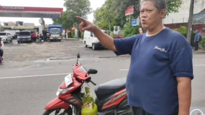 Cerita Pedagang Warteg di Kedoya Jakarta Barat Masak Pakai Kayu Bakar saat Gas Elpiji 3 Kilogram Langka, Mantoyo: Susah Juga Masaknya