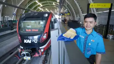 Ilustrasi petugas KAI Services.