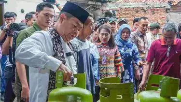 Pj. Gubernur DKI Jakarta Teguh Setyabudi meninjau pangkalan gas Liquefied Petroleum Gas (LPG) 3 kilogram (kg) di Jalan Kerja Bhakti Nomor 16 RT 05/09, Kramat Jati, Jakarta Timur