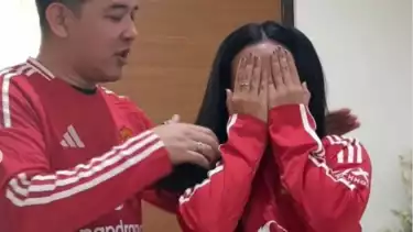 Yura Yunita dan suami pakai jersey Manchester United