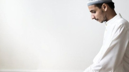 Tak Sengaja Ketiduran Sampai Waktu Isya, Shalat Maghrib Ketinggalan, Mana yang Harus Dikerjakan Lebih Dahulu?