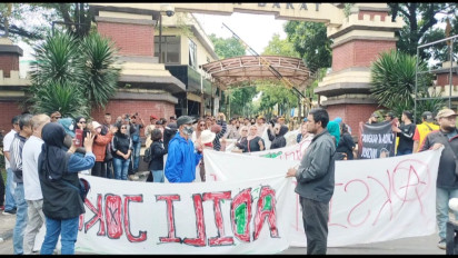 Ratusan Orang Demo Pagar Laut Bekasi dan Minta Adili Jokowi 